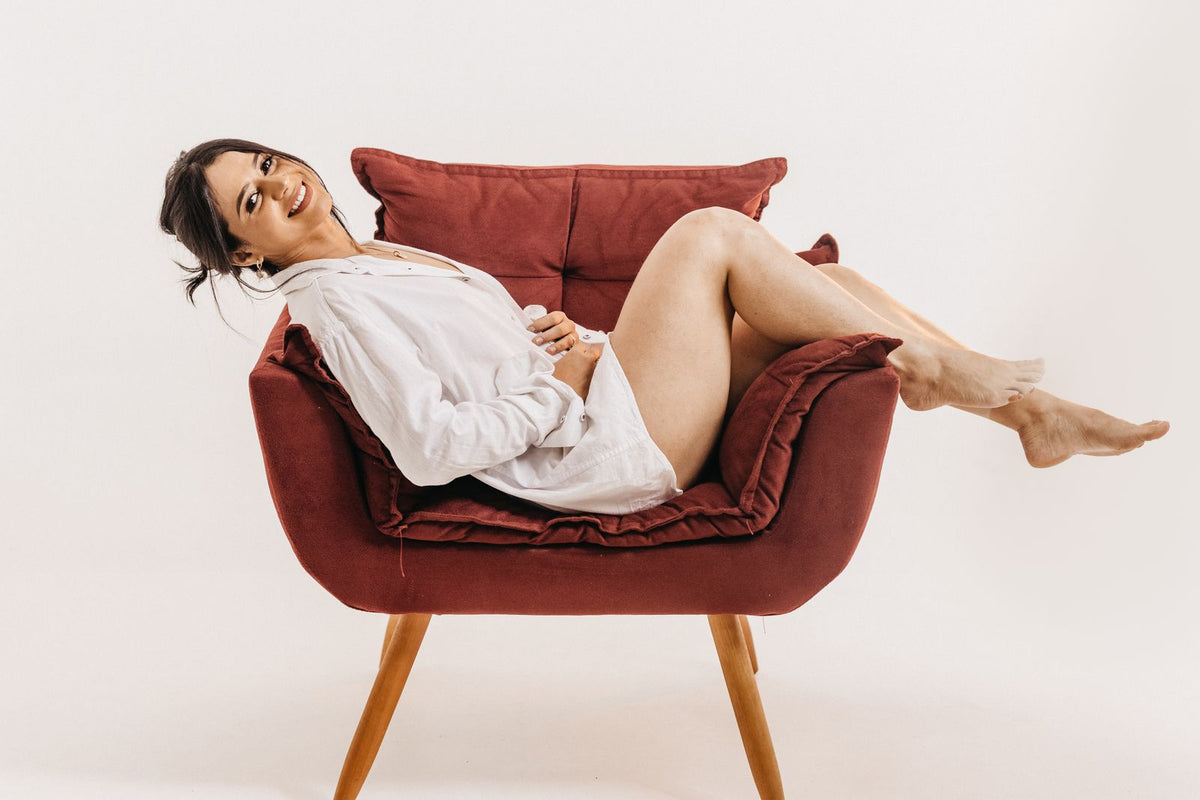 Une femme souriante assise dans un fauteuil